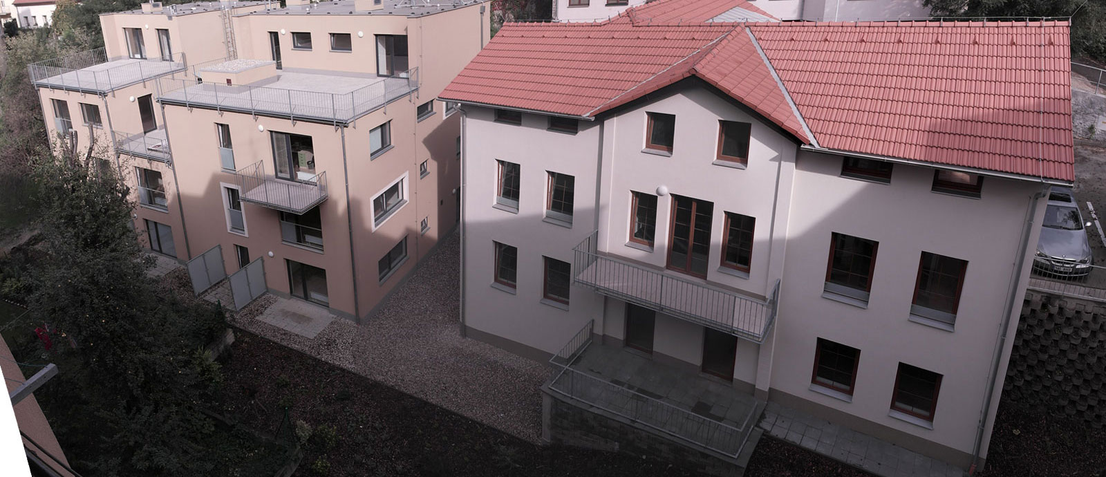 Pohled na oba bloky bytového domu